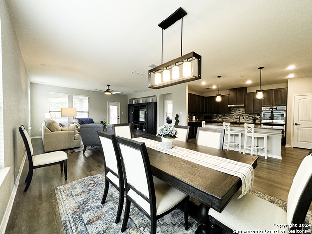 Listing photo id 7 for 8134 Emmeline Dr,