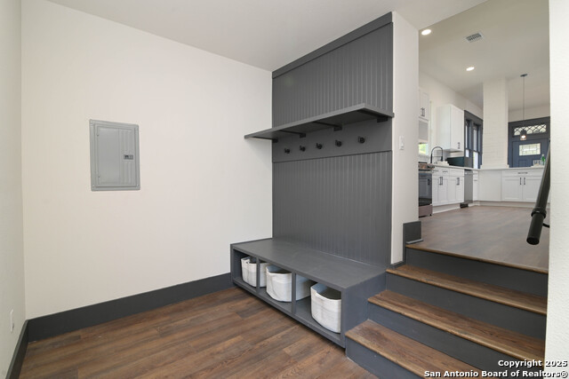 Image 22 of 28 For 207 Loretta Pl