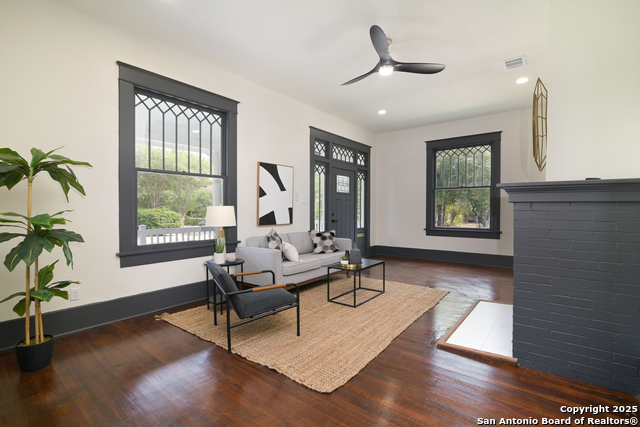 Image 4 of 28 For 207 Loretta Pl