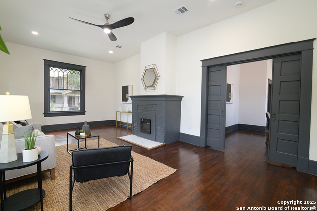 Image 5 of 28 For 207 Loretta Pl