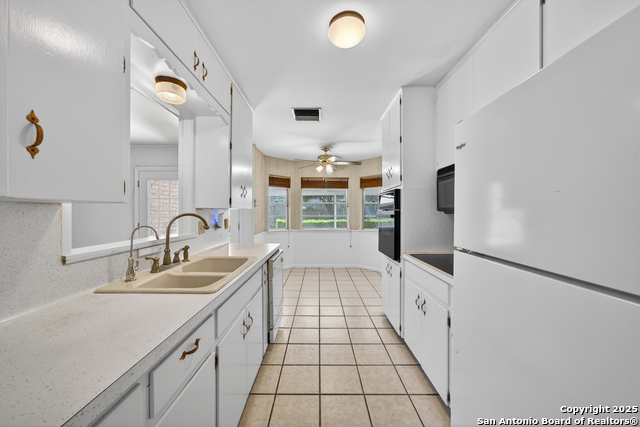 Listing photo id 9 for 3802 Oak  