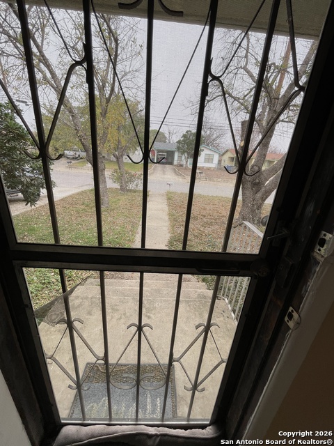 Image 3 of 34 For 910 Grosvenor