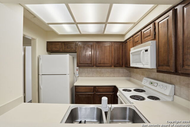 Image 16 of 30 For 7738 Chambers  908