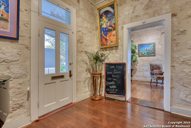 Listing photo id 9 for 1102 Alamo St S