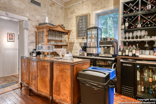 Listing photo id 13 for 1102 Alamo St S