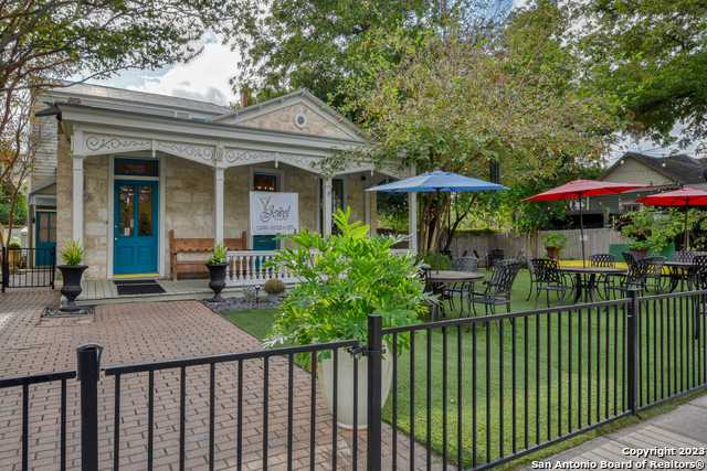 Listing photo id 0 for 1102 Alamo St S