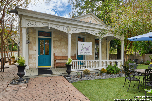 Listing photo id 1 for 1102 Alamo St S