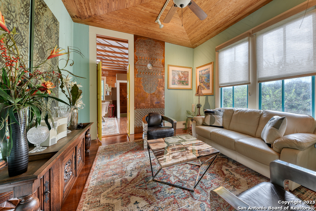 Listing photo id 33 for 1102 Alamo St S