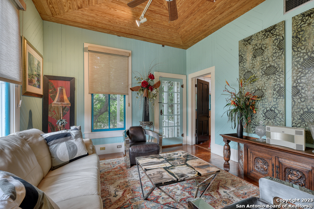 Listing photo id 34 for 1102 Alamo St S