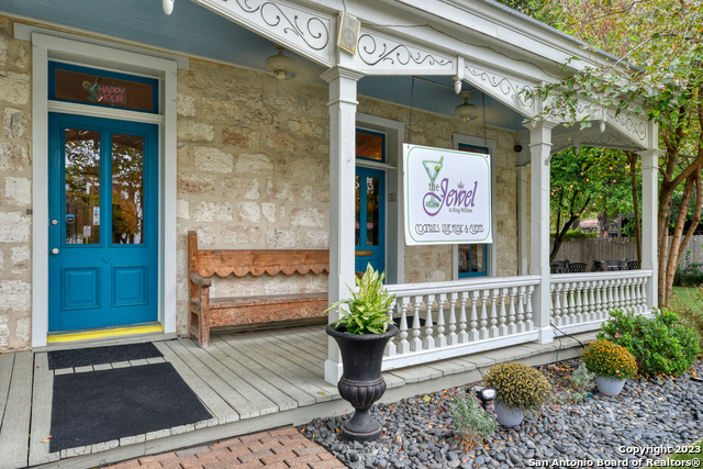 Listing photo id 2 for 1102 Alamo St S