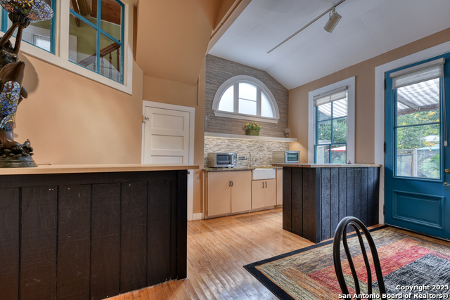 Listing photo id 38 for 1102 Alamo St S