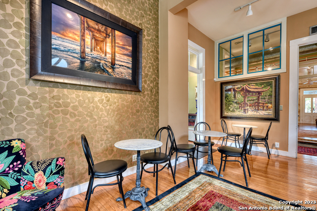 Listing photo id 39 for 1102 Alamo St S