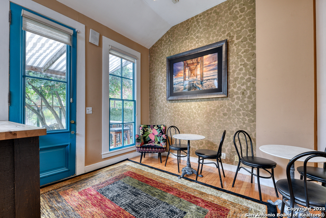 Listing photo id 41 for 1102 Alamo St S