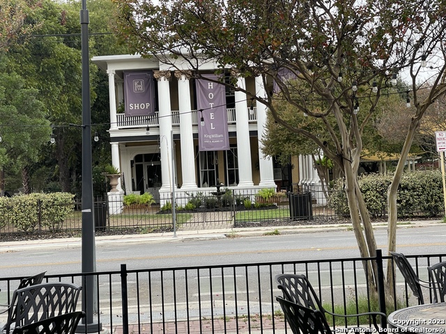 Listing photo id 47 for 1102 Alamo St S