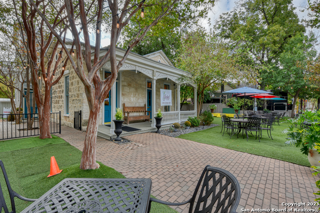 Listing photo id 4 for 1102 Alamo St S