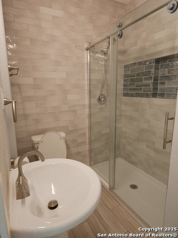 Image 19 of 21 For 1142 Lynwood W