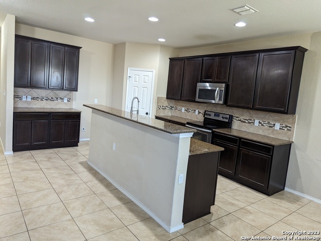 Listing photo id 6 for 658 Trinity Meadows