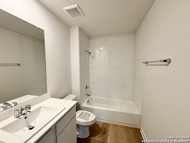 Listing photo id 12 for 516 Salamander St