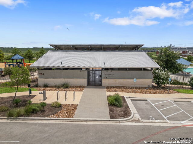 Listing photo id 20 for 516 Salamander St