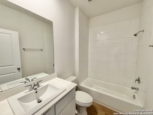 Listing photo id 5 for 516 Salamander St