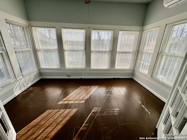 Image 11 of 17 For 210 Glenwood Ct