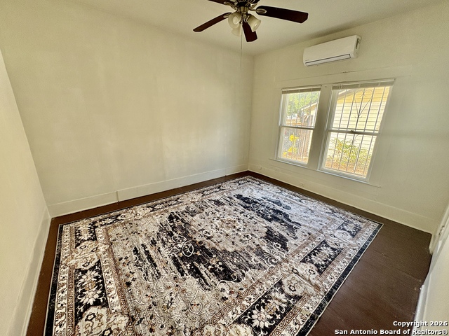 Image 8 of 17 For 210 Glenwood Ct