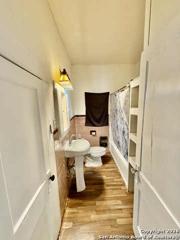 Image 9 of 17 For 210 Glenwood Ct