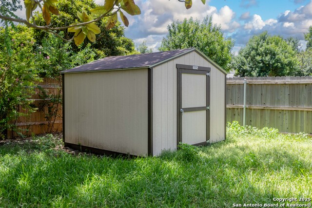 Listing photo id 18 for 953 Lazy Trail