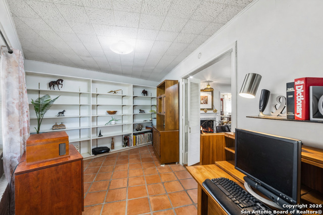 Listing photo id 15 for 1035 Shook  