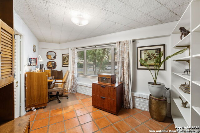 Listing photo id 16 for 1035 Shook  