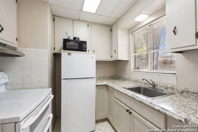 Listing photo id 27 for 1035 Shook  