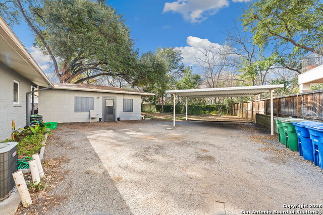 Listing photo id 30 for 1035 Shook  