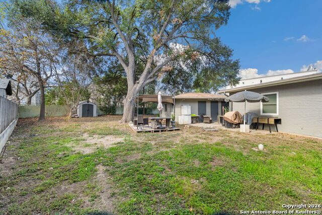 Listing photo id 31 for 1035 Shook  