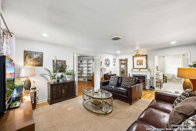 Listing photo id 2 for 1035 Shook  