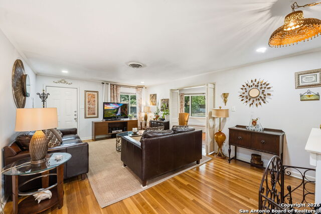 Listing photo id 3 for 1035 Shook  