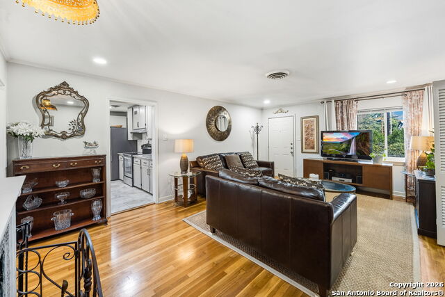 Listing photo id 4 for 1035 Shook  