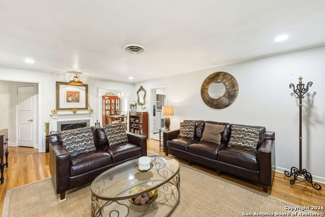 Listing photo id 5 for 1035 Shook  