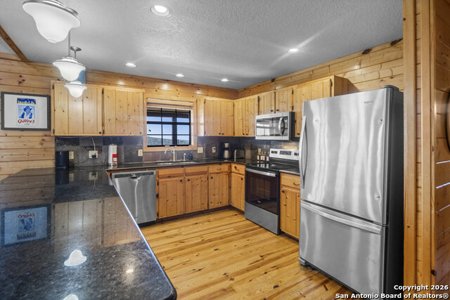 Listing photo id 8 for 360 Bluebonnet