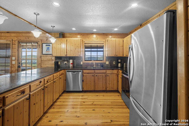 Listing photo id 9 for 360 Bluebonnet