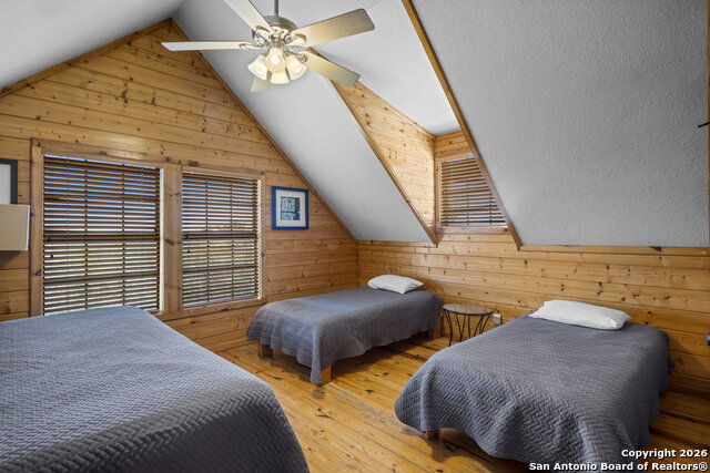 Listing photo id 22 for 360 Bluebonnet