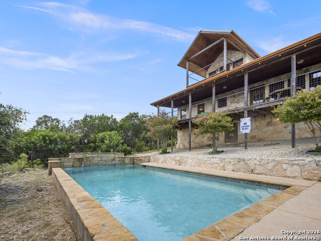 Listing photo id 31 for 360 Bluebonnet