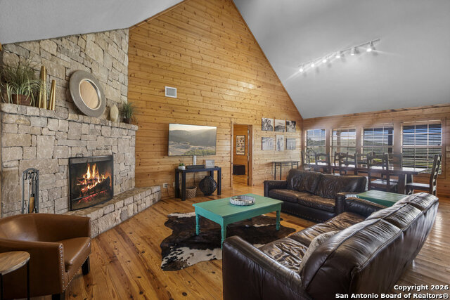 Listing photo id 4 for 360 Bluebonnet