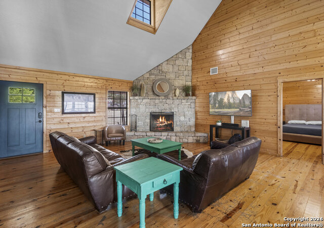 Listing photo id 5 for 360 Bluebonnet