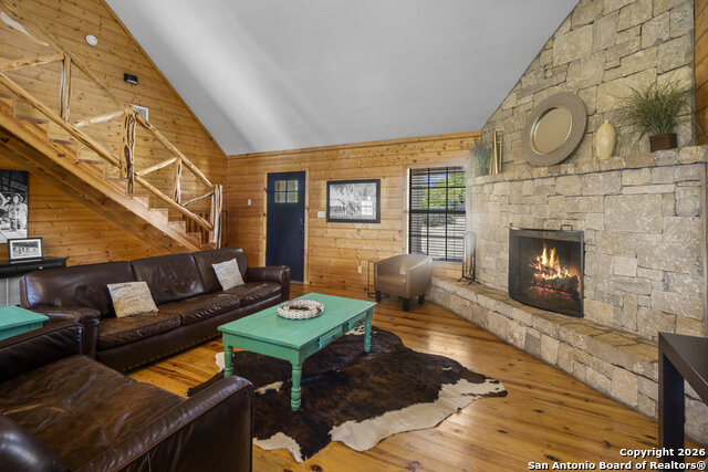 Listing photo id 6 for 360 Bluebonnet