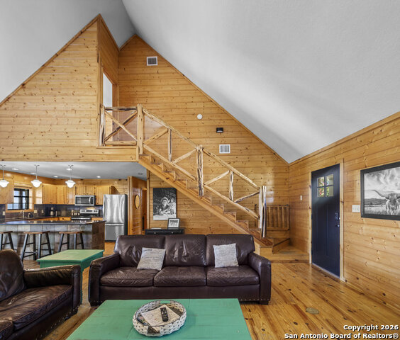 Listing photo id 7 for 360 Bluebonnet