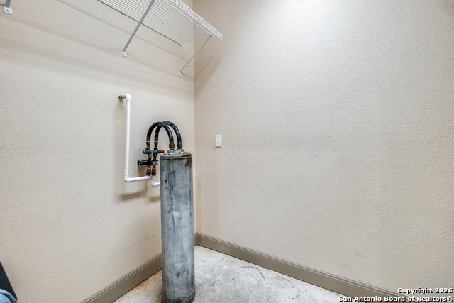 Image 33 of 44 For 127 Burr Rd  1