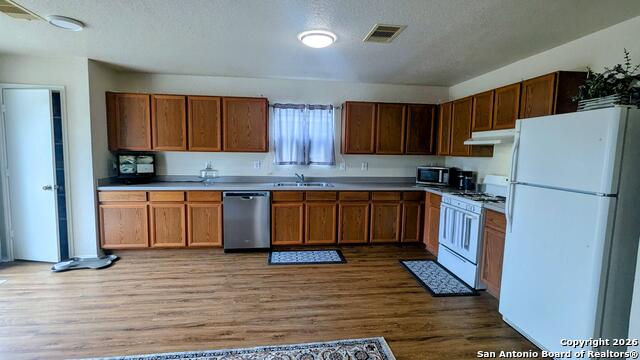 Listing photo id 5 for 1334 Sunbend