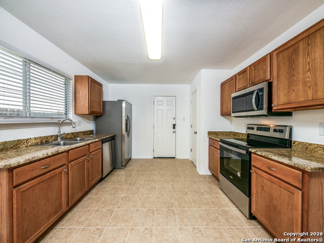 Listing photo id 8 for 6327 Fence  