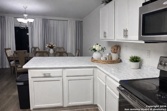 Listing photo id 2 for 3202 Carswell Bend