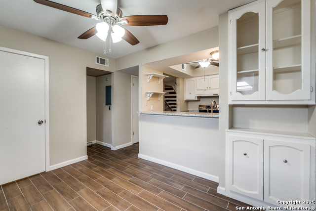 Image 12 of 28 For 2811 Woodbury 405